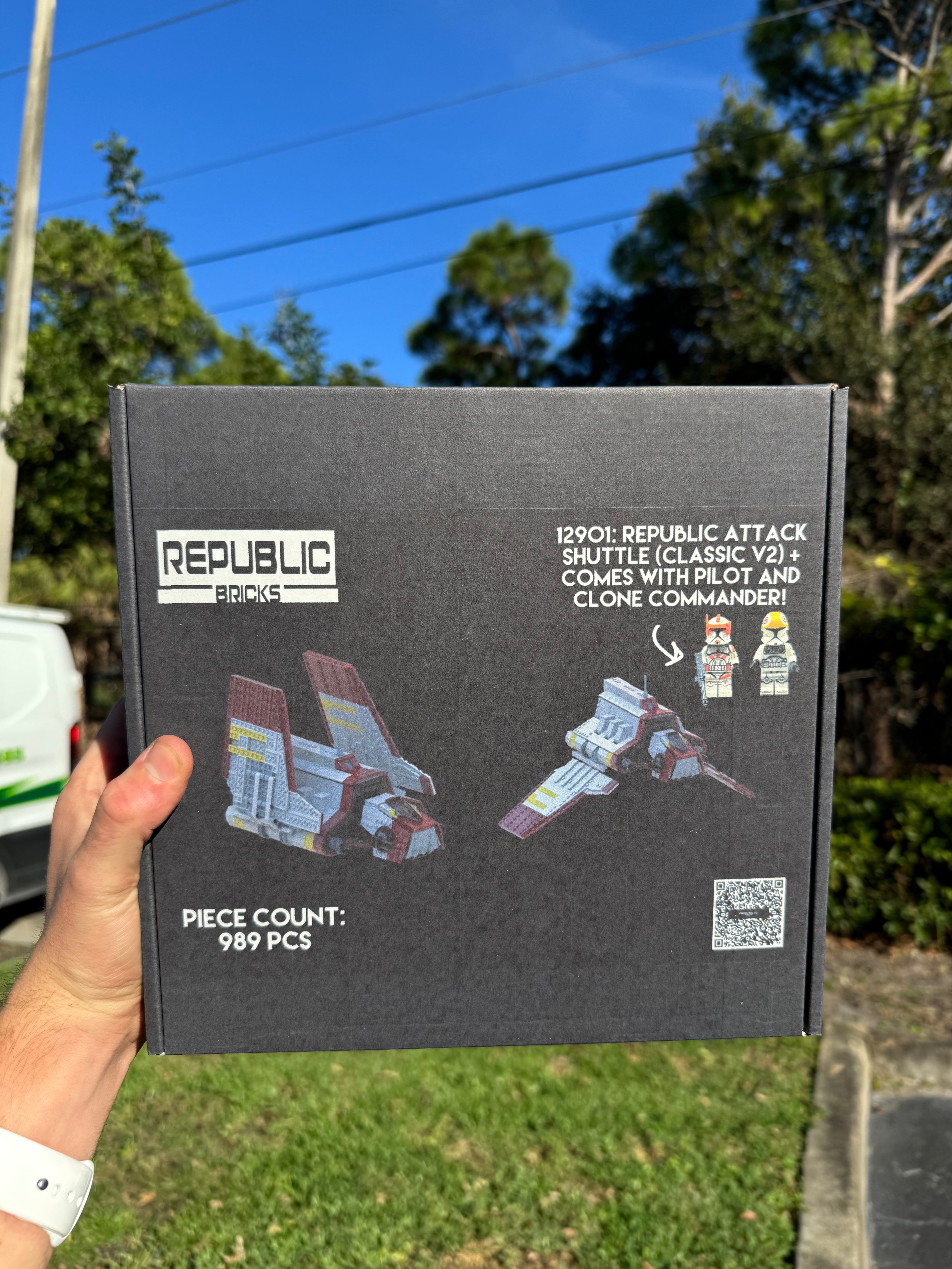 12901: REPUBLIC ATTACK SHUTTLE (CLASSIC V2) + COMES WITH PILOT AND CLONE COMMANDER! (BOXED SET)